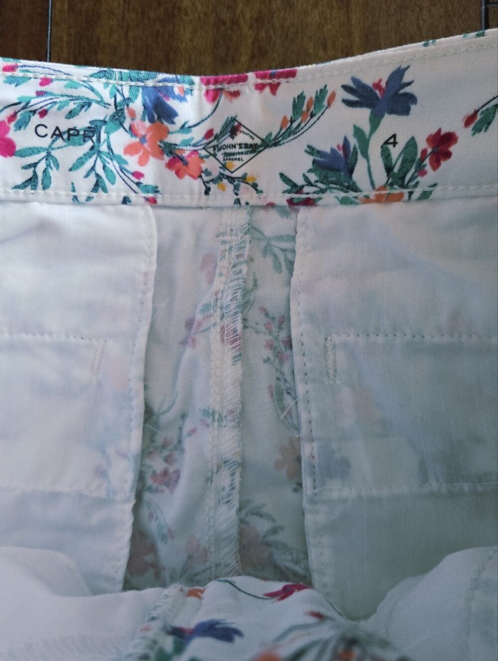 St Johns Bay Pants Women's White Floral Mid Rise Capri Secretly Slender Size 4 - Picture 7 of 10